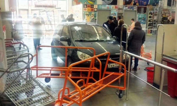 На авто в торговый зал: пенсионер перепутал педали в Мурманске