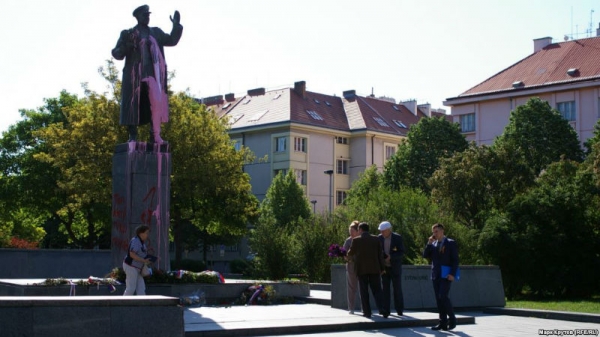Накануне 9 мая в Праге осквернили памятник маршалу Коневу